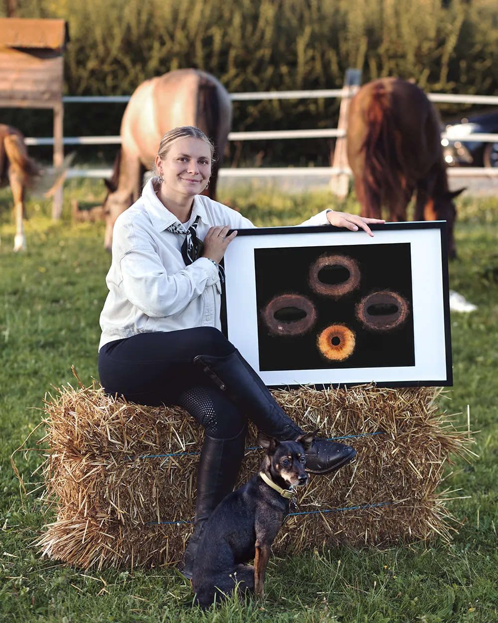 Portrait d’une cavalière tenant un cadre artistique représentant son iris et celui de son cheval.