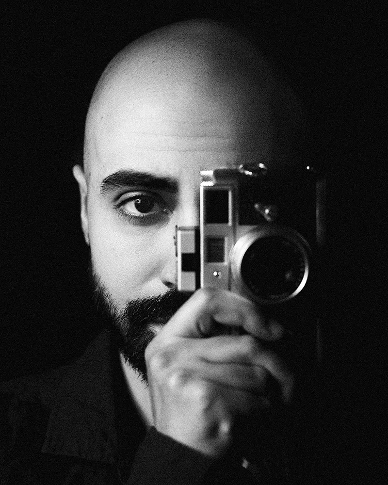 Portrait en noir et blanc d’Adam Huercano, photographe et créateur du projet INTO THE EYES.