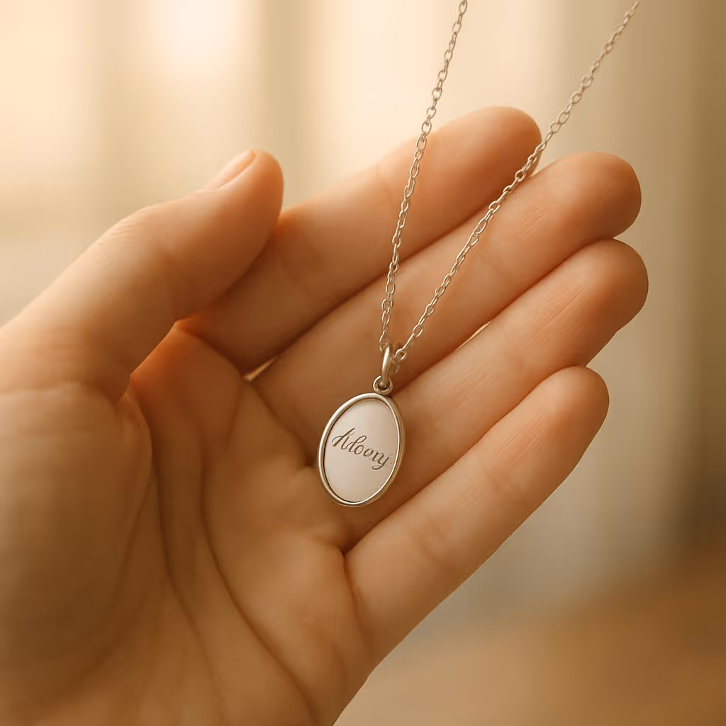 Un collar relicario sobre una mano.