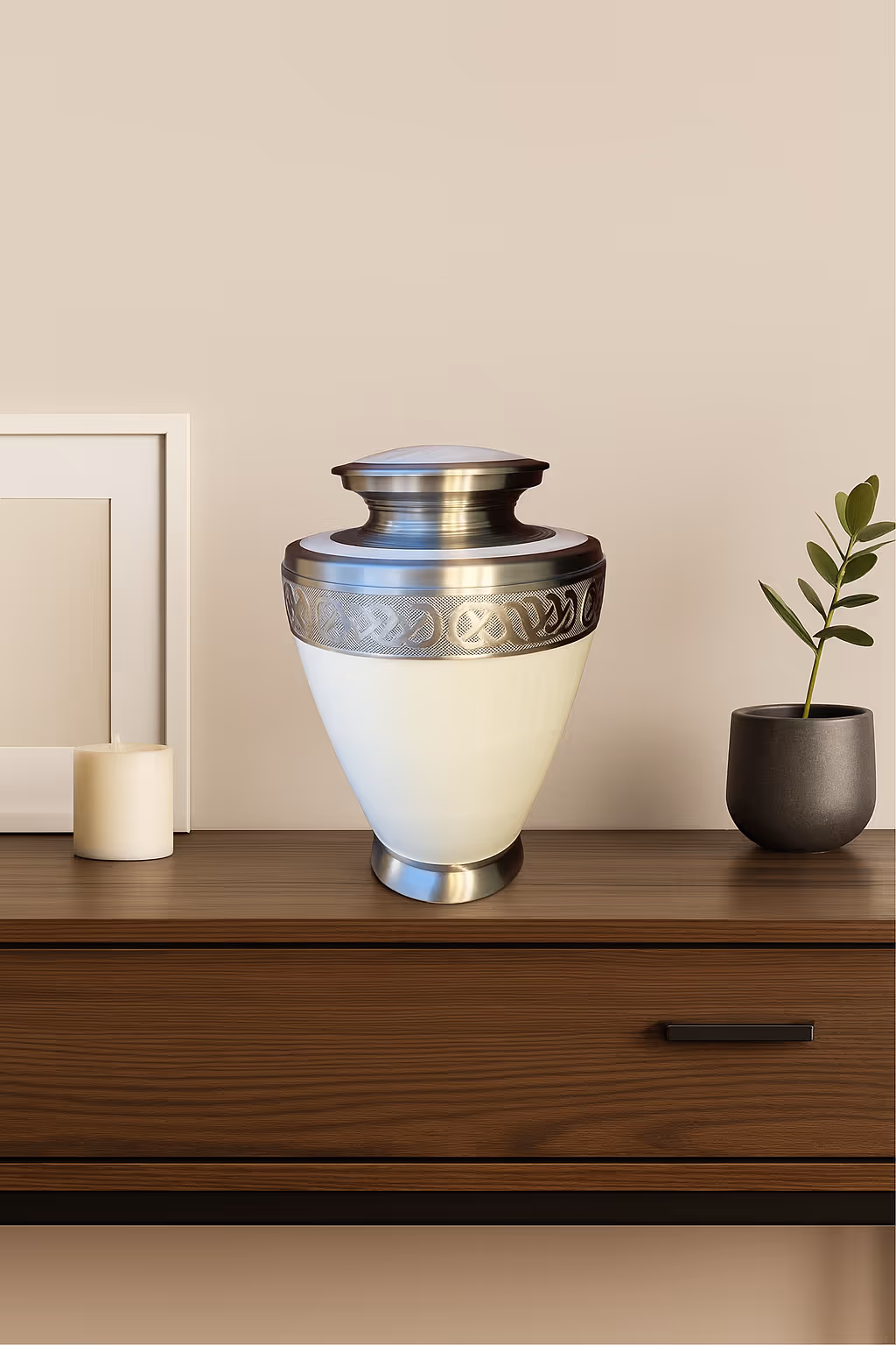 Un ánfora de color blanco con decoración metálica.