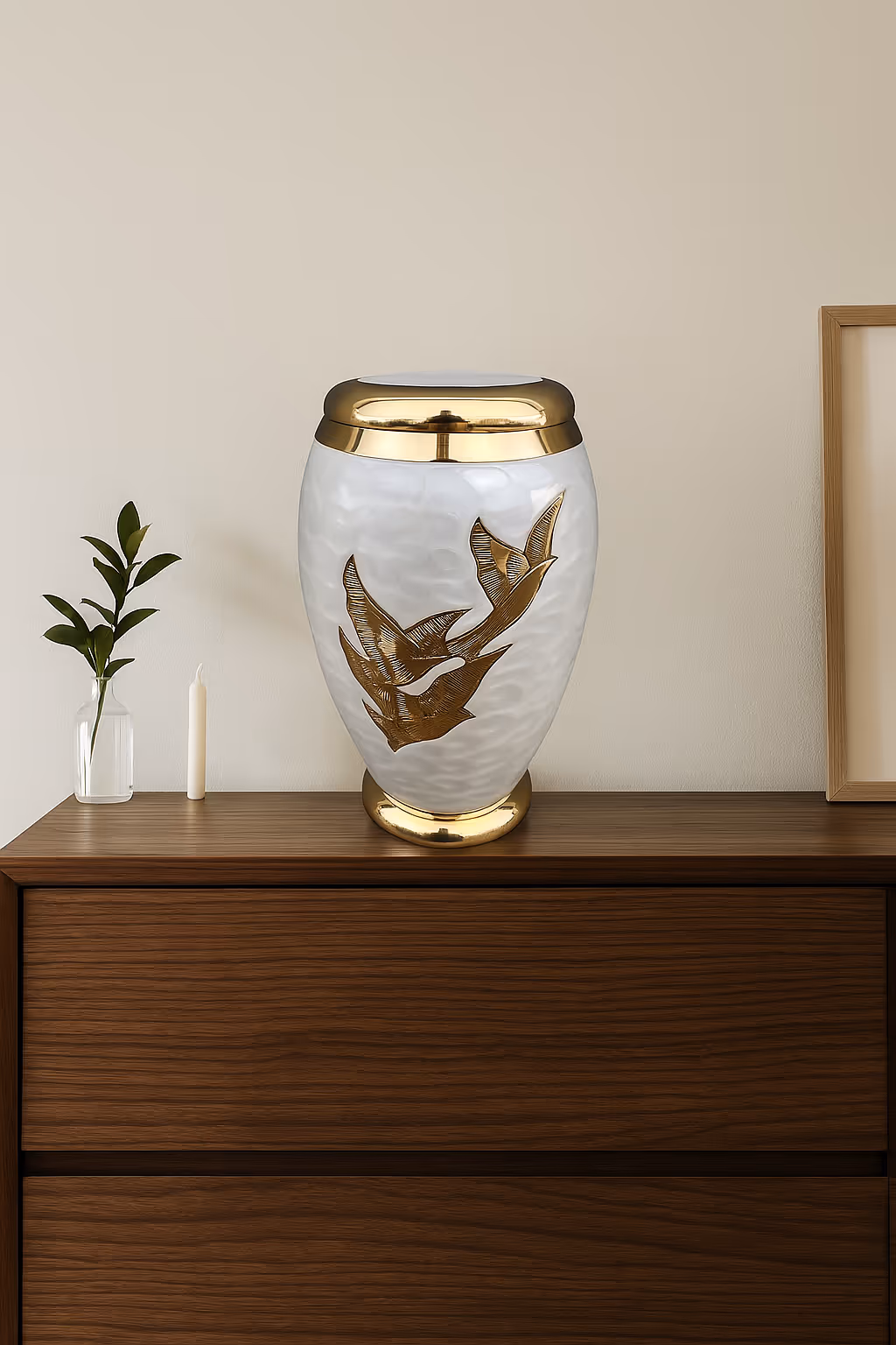 Un ánfora elegante decorado con grabados dorados de ángeles que extienden sus alas.