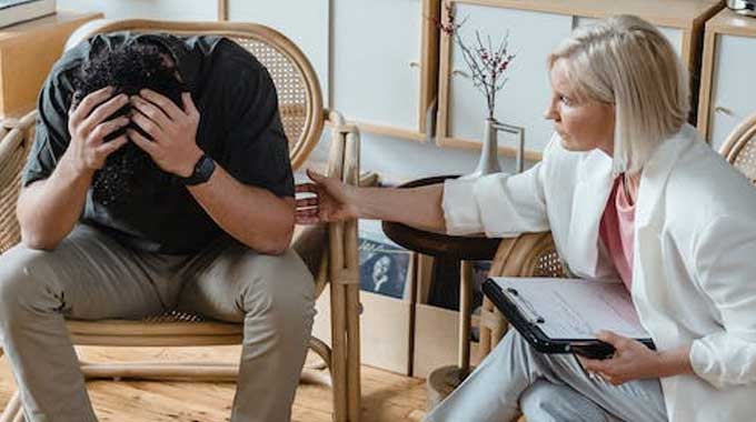 How to Help a Parent Struggling With Alcohol Abuse