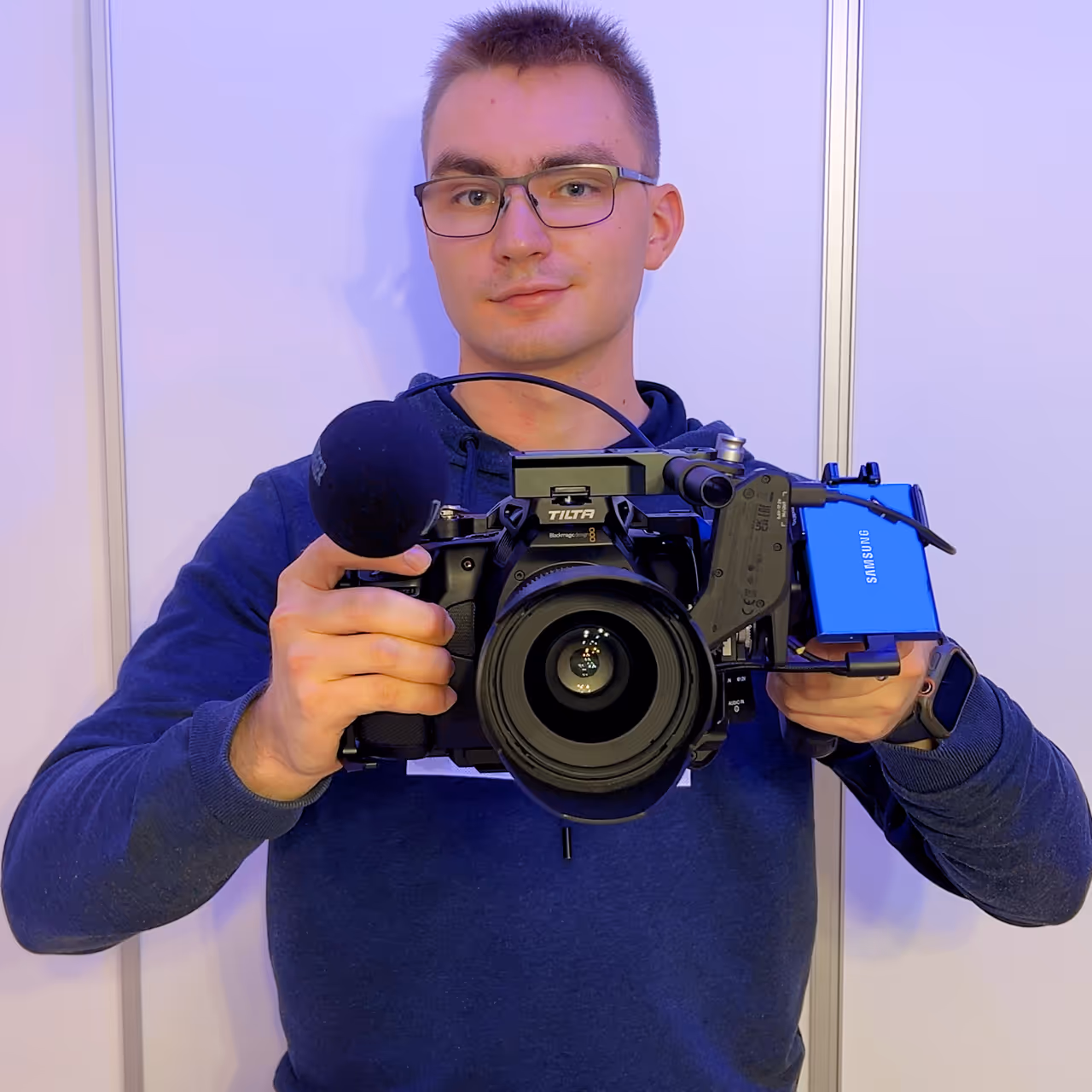 Tässä yrityksen perustaja poseeraa upeasti kameran kanssa.