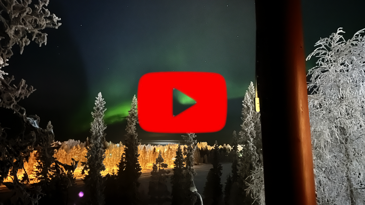 Tässä kuvassa on revontulia ja hiano maisema.