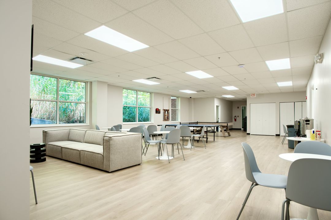 Sunlit common area with seating and tables at Robin Recovery Cleveland in Independence