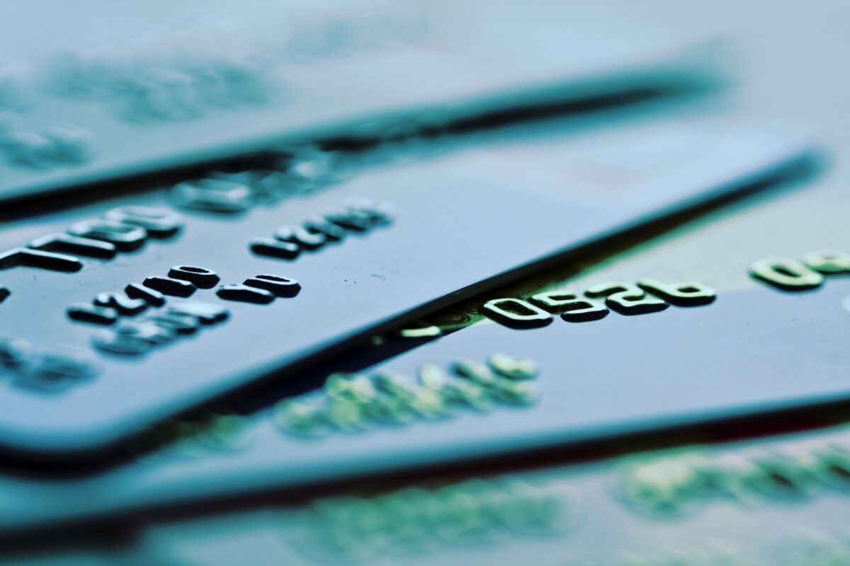Gambar beberapa kartu debit dan kredit yang bertumpuk, melambangkan transaksi pembayaran yang aman