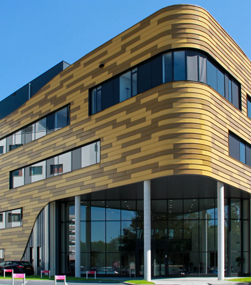 Futuristisches Gebäude mit Säulen und großer Glasfront