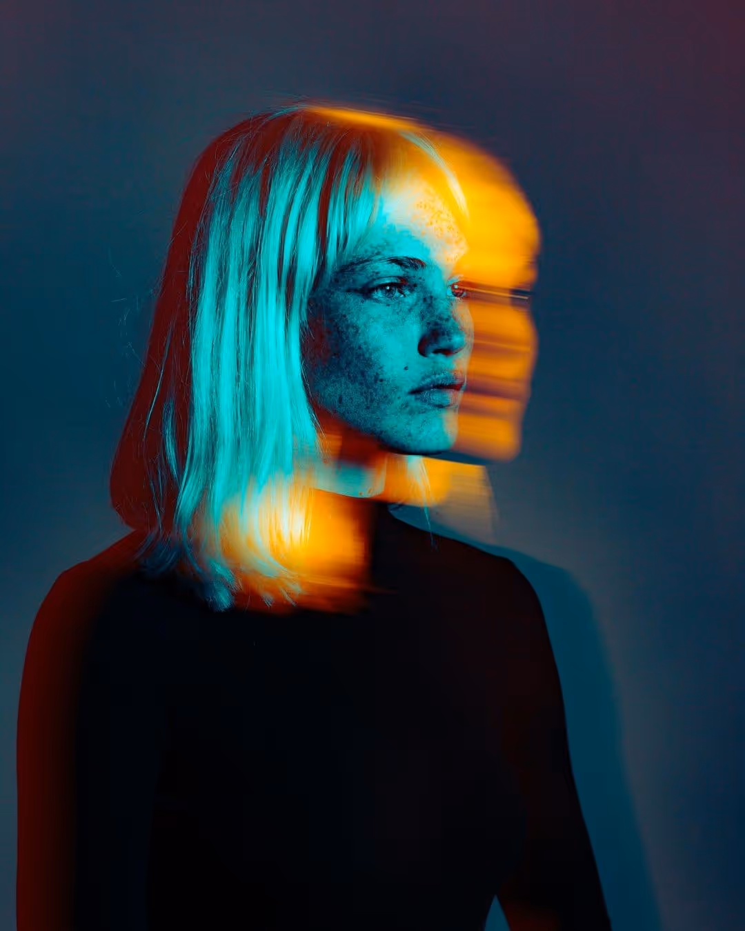 Portrait d'une personne en double exposition, illustrant l'élargissement du profil T-shaped et le développement de nouvelles compétences grâce au programme Salarié Diversifié.