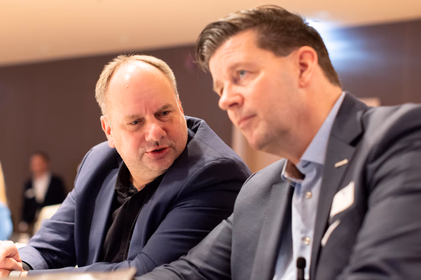 Dirk Hilbert, Oberbürgermeister der Stadt Dresden, und Frank Kebbekus im vertrauensvollen Gespräch