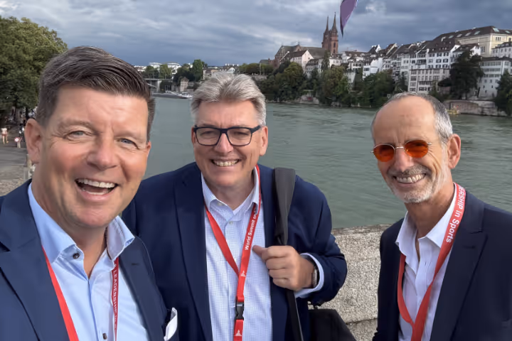 Frank Kebbekus mit Roland Angst, Präsident ULA und Roland Liebscher-Bracht