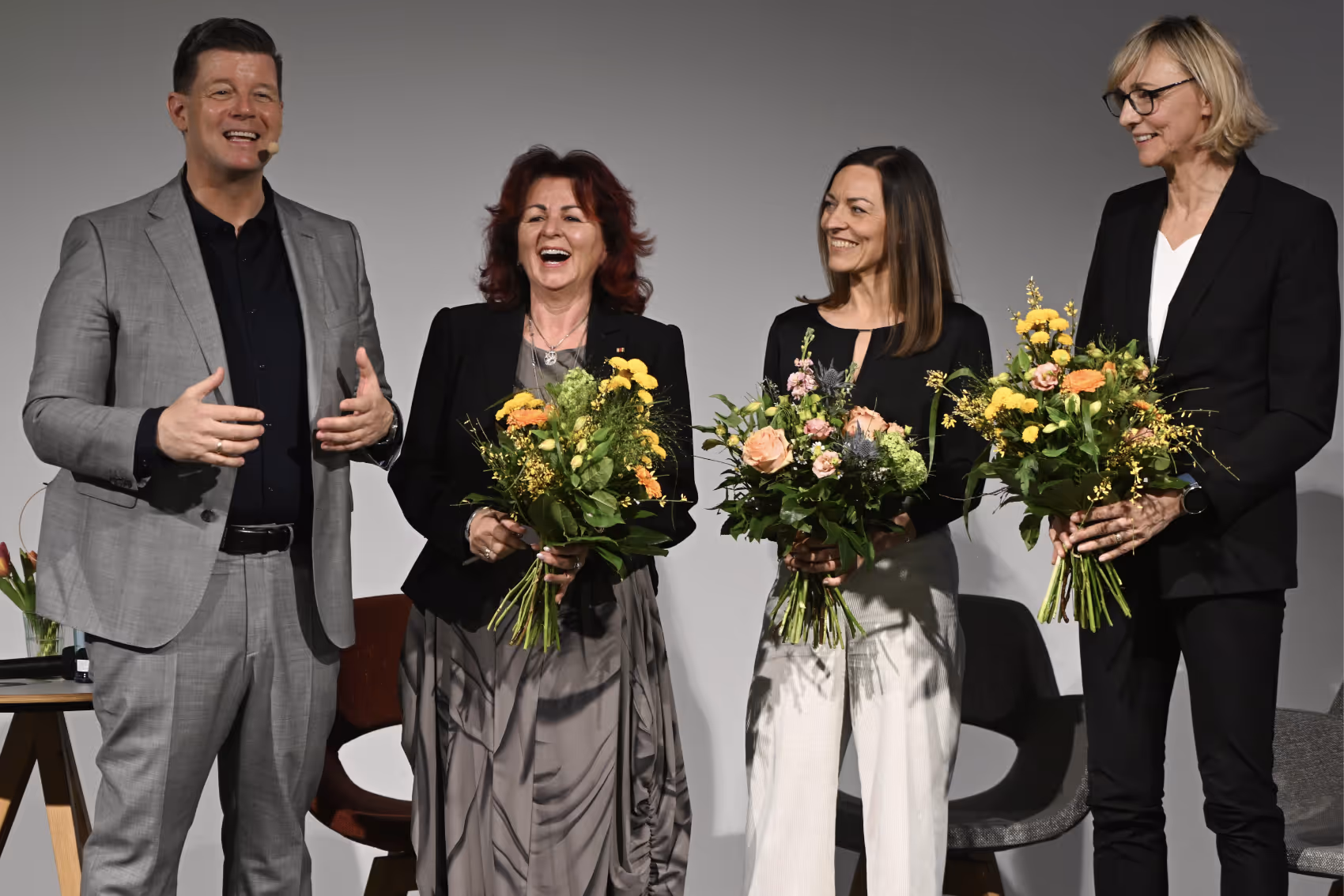 Frank Kebbekus auf einer Bühne mit Viola Klein, Anja Neufert, Heike Drechsler