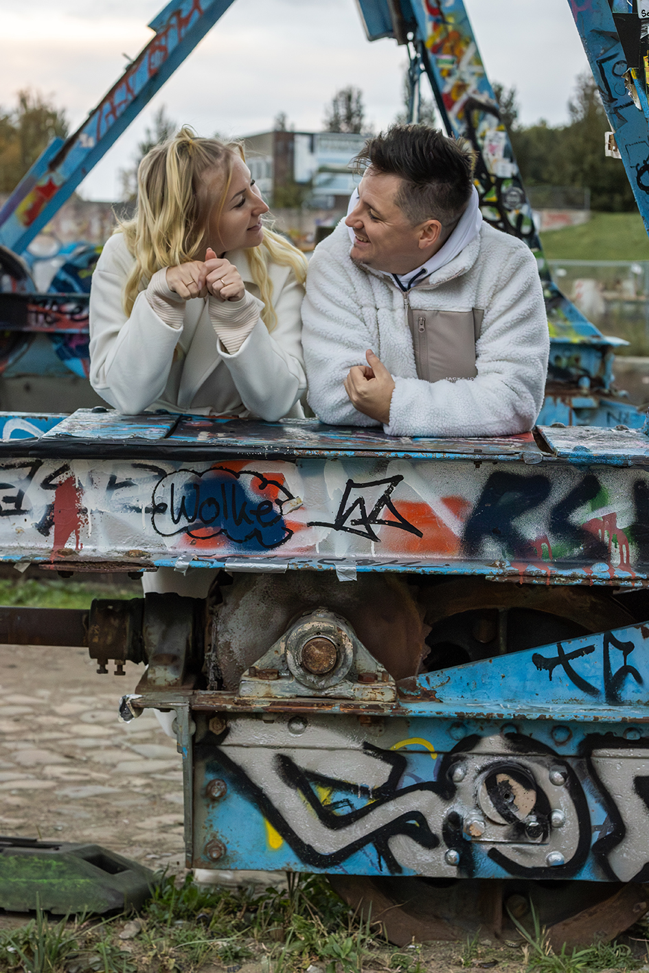 Ein Paar. Sie schaut ihn an. Er schaut in die Ferne.