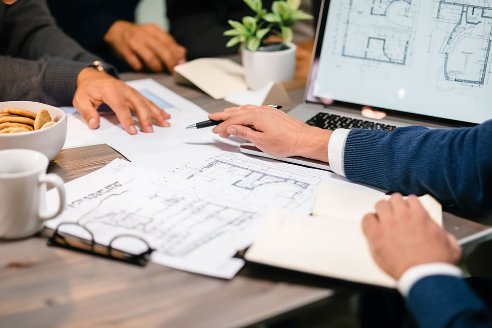 Immobilienmakler zeigt die Pläne 