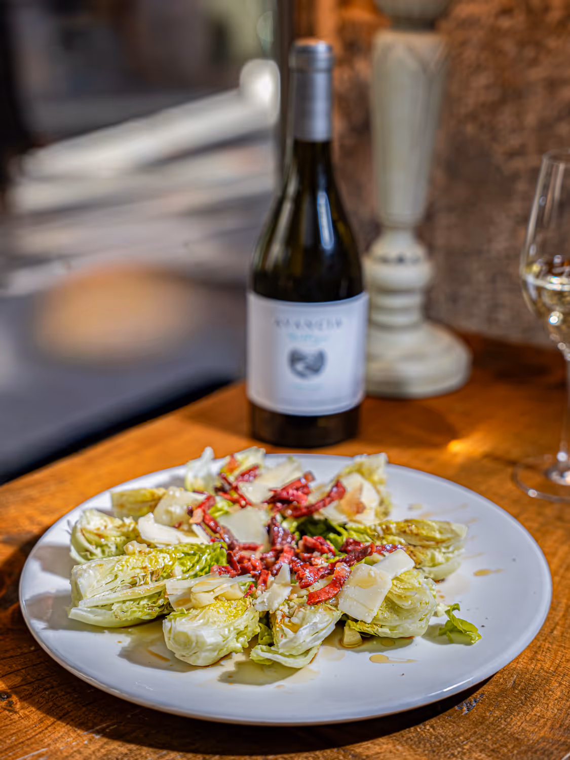 Salatherzen mit Knoblauch, iberischem Schinken aus Eichelmast 5J, Grana Padano-Käse und Honig Cogollos con ajos