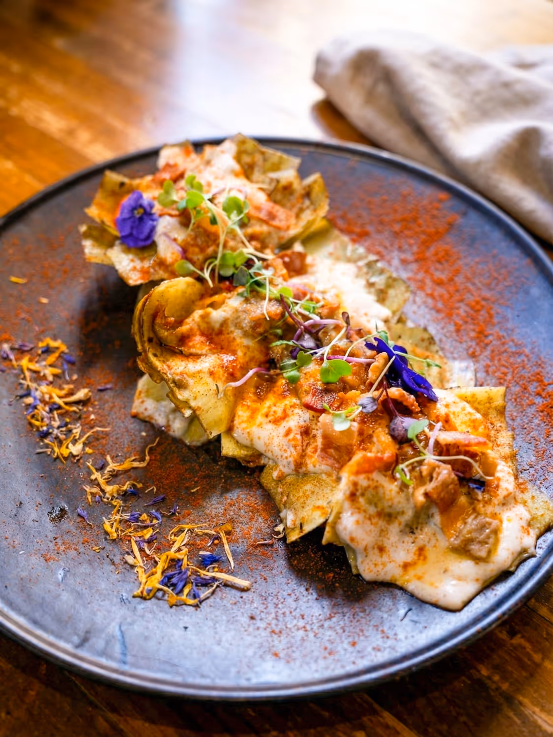 Zarte Artischocken in einer cremigen, geräucherten Bechamelsauce mit knusprigem Speck und einem Hauch von Foie gras Alcachofas tiernas bañadas en una cremosa bechamel ahumada