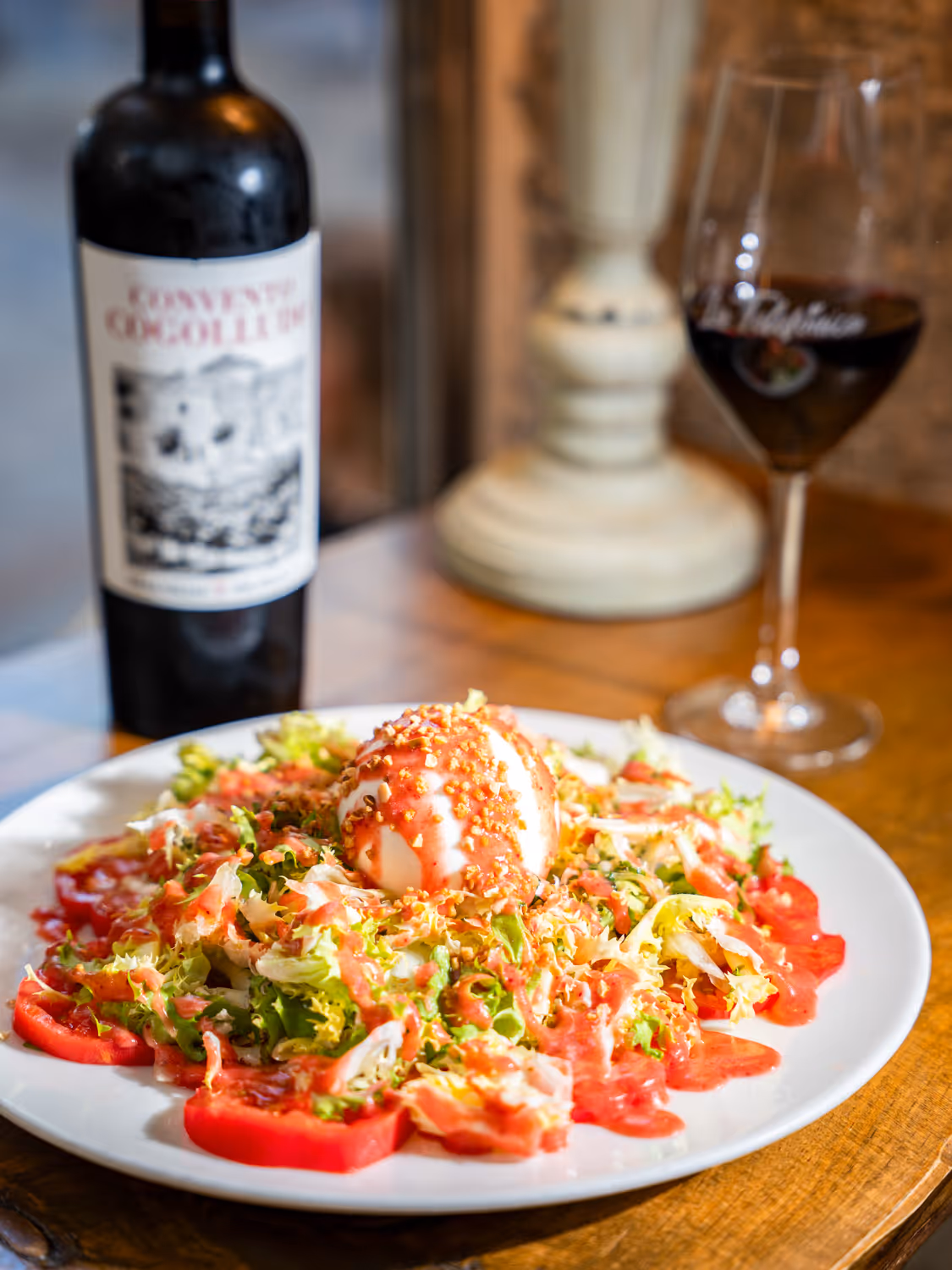 Salat aus rosa Tomaten, frischer Endivie vom Markt, Burrata und Erdbeer-Vinaigrette mit karamellisierten Mandeln Ensalada de tomate rosa
