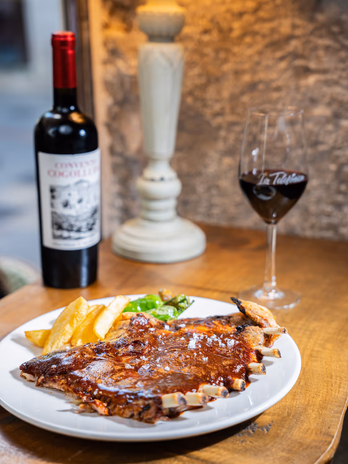 Iberische Schweinerippe, bei niedriger Temperatur gegart, garniert mit unserer Bourbon-Rosmarin-Sauce Costilla de cerdo