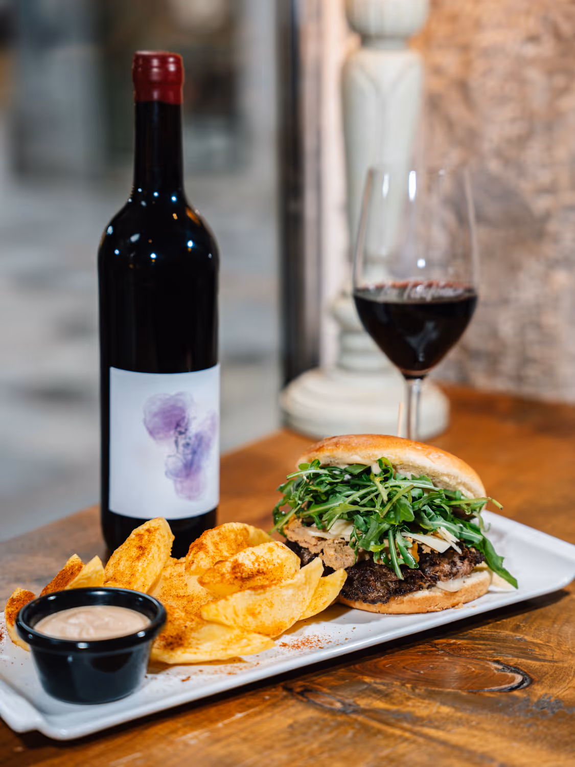 Burger mit gezupftem Lammfleisch auf Brioche-Brötchen mit Rucola, hausgemachter Foie gras und Grana Padano Hamburguesa de cordero