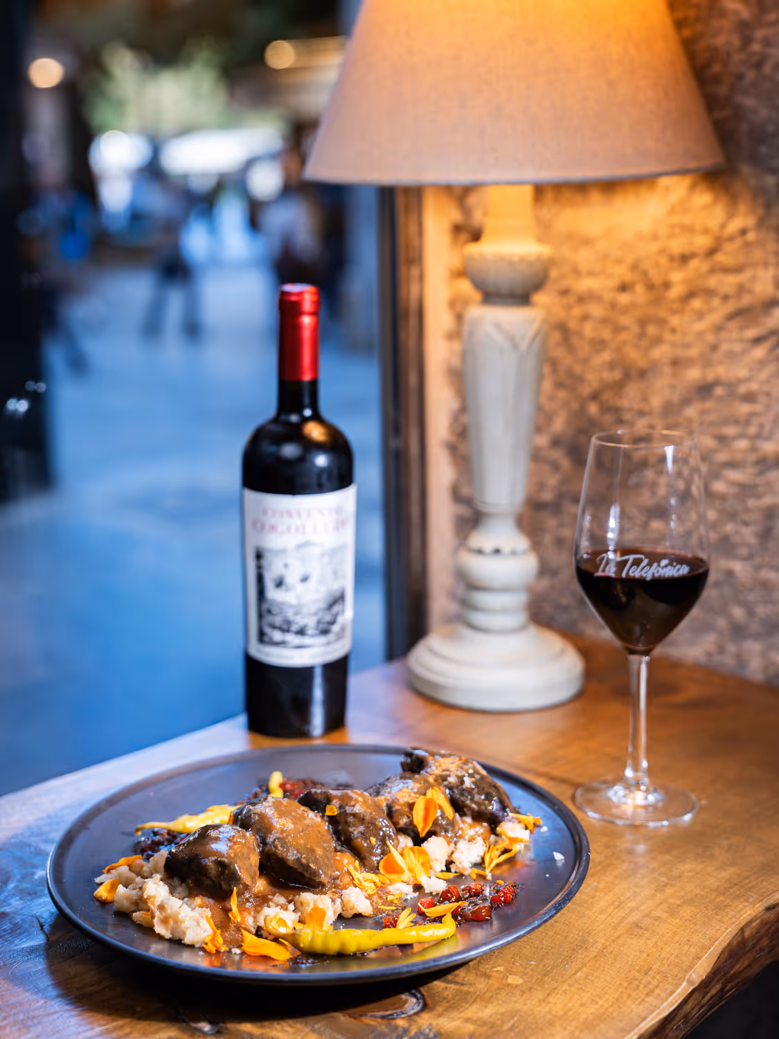 Geschmorte iberische Schweinebacken auf Brotkrumen, begleitet von baskischer Chili, Paprikamarmelade und übergossen mit ihrer Sauce Carrilleras ibéricas de cerdo