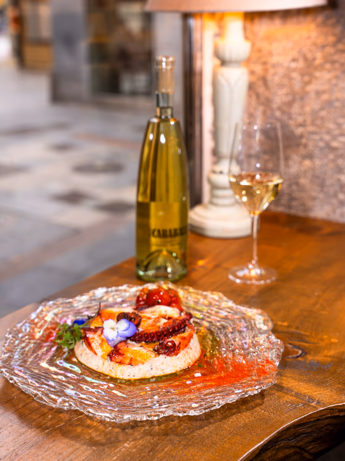 Gegrillte Tintenfischbeine auf getrüffeltem Parmentier, begleitet von karamellisierten Kirschtomaten Pata de pulpo a la parrilla