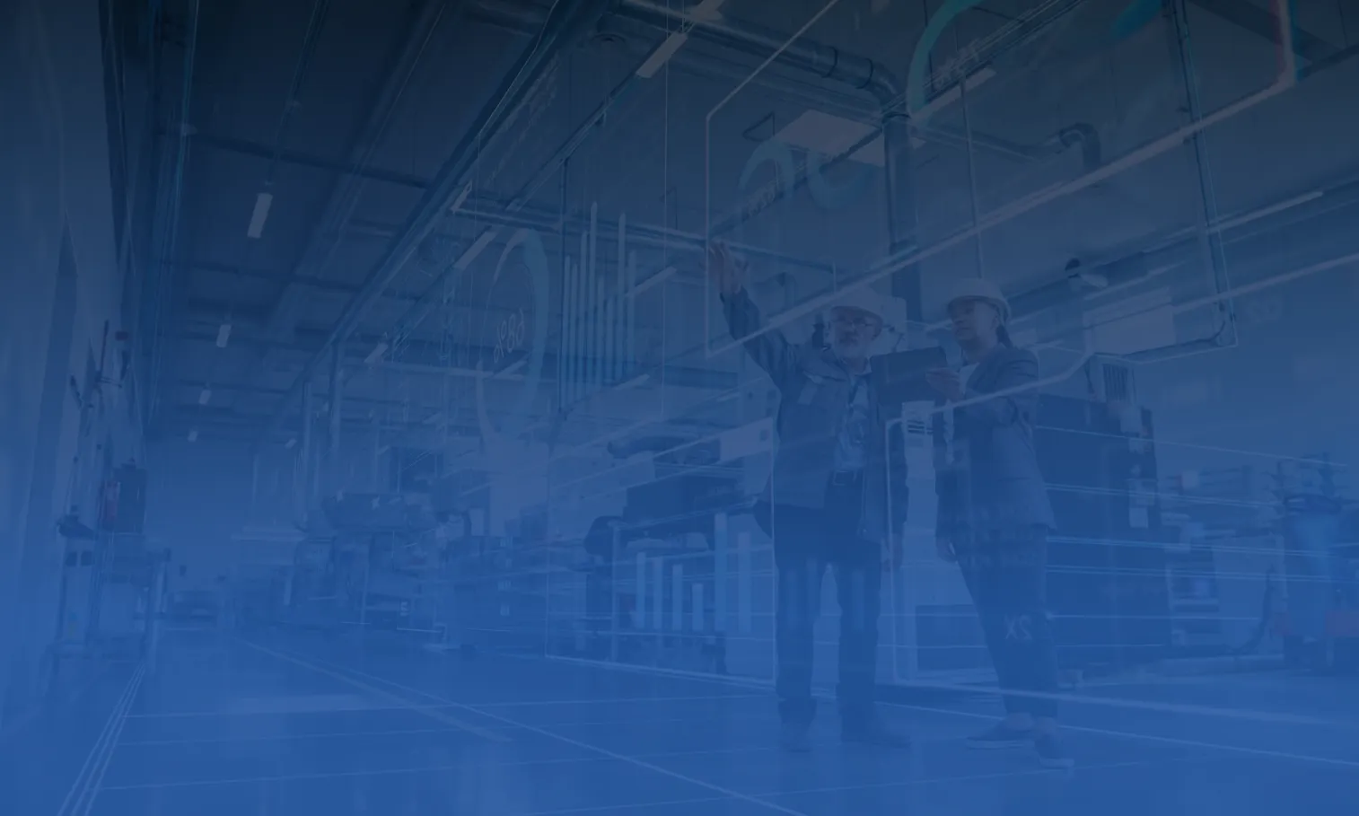 Zwei Ingenieure mit Schutzhelmen besprechen technische Zeichnungen in einer modernen Fabrikhalle.