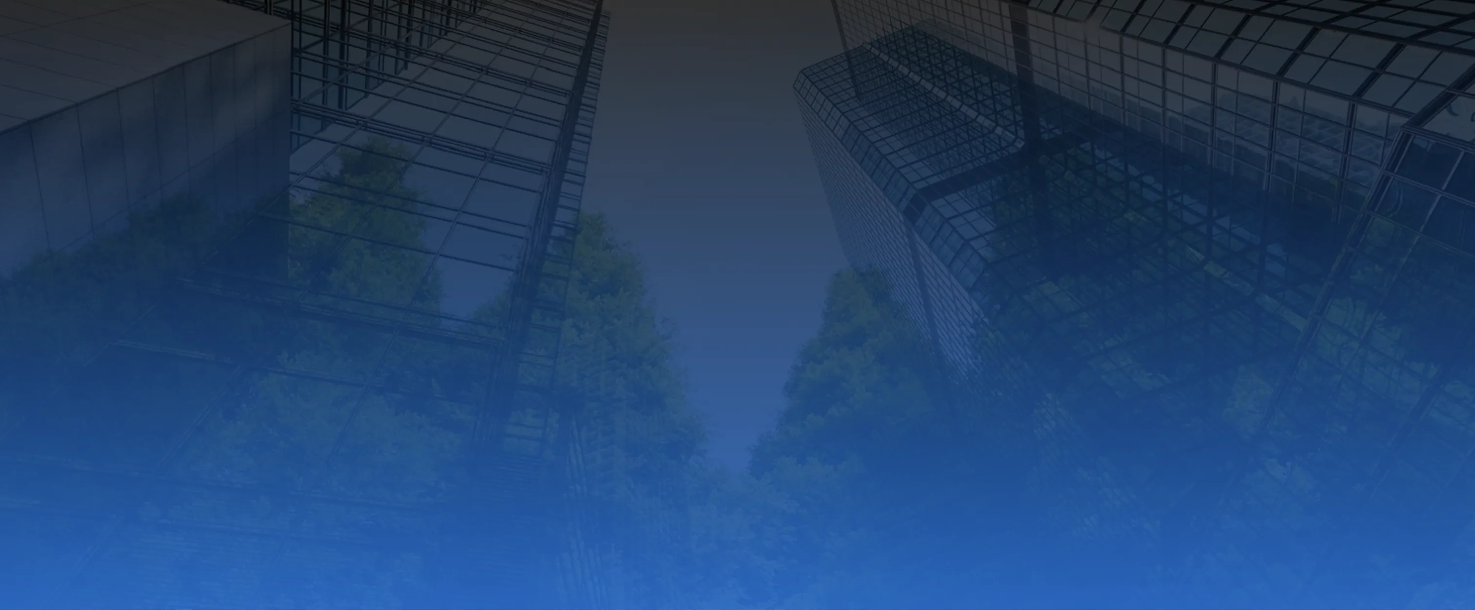 Blick nach oben auf Glasfassaden moderner Wolkenkratzer mit Reflexionen von Bäumen und blauem Himmel.