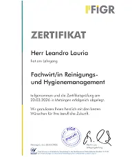 Zertifikat von pb Becker für Leandro Lauria über Sicherheitsausbildung für Hubarbeitsbühnen, ausgestellt am 02.02.2023.