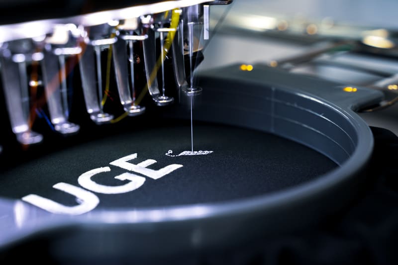 Détail d’une broderie en relief sur textile avec fils colorés