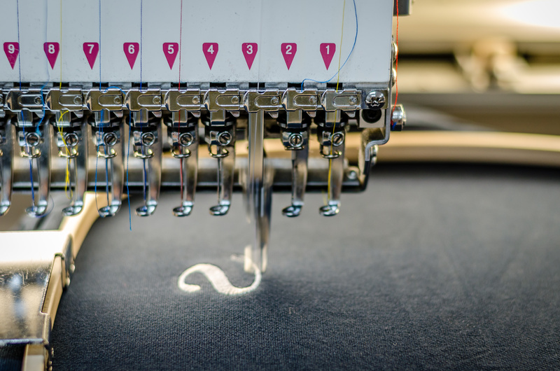 Différentes techniques de marquage textile comme la broderie, le DTF et la sérigraphie