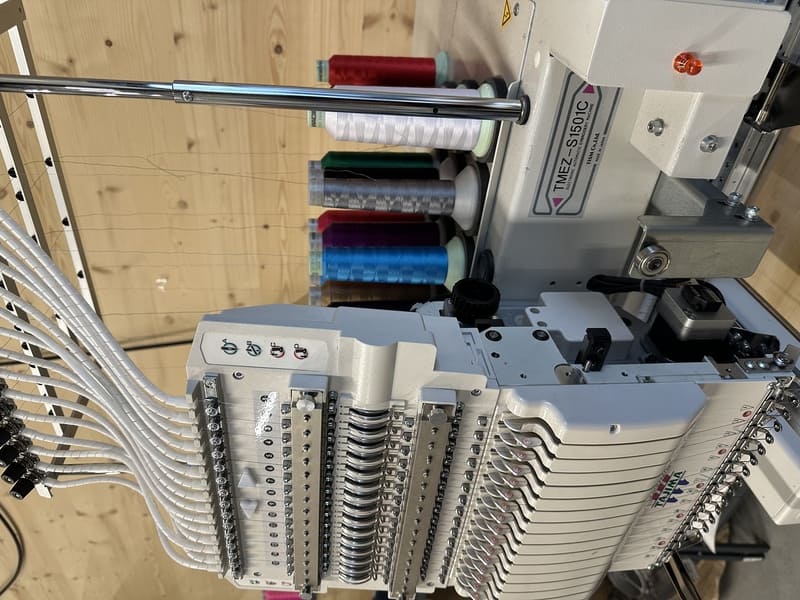 Échantillons montrant broderie, sérigraphie et flocage pour choisir le bon rendu