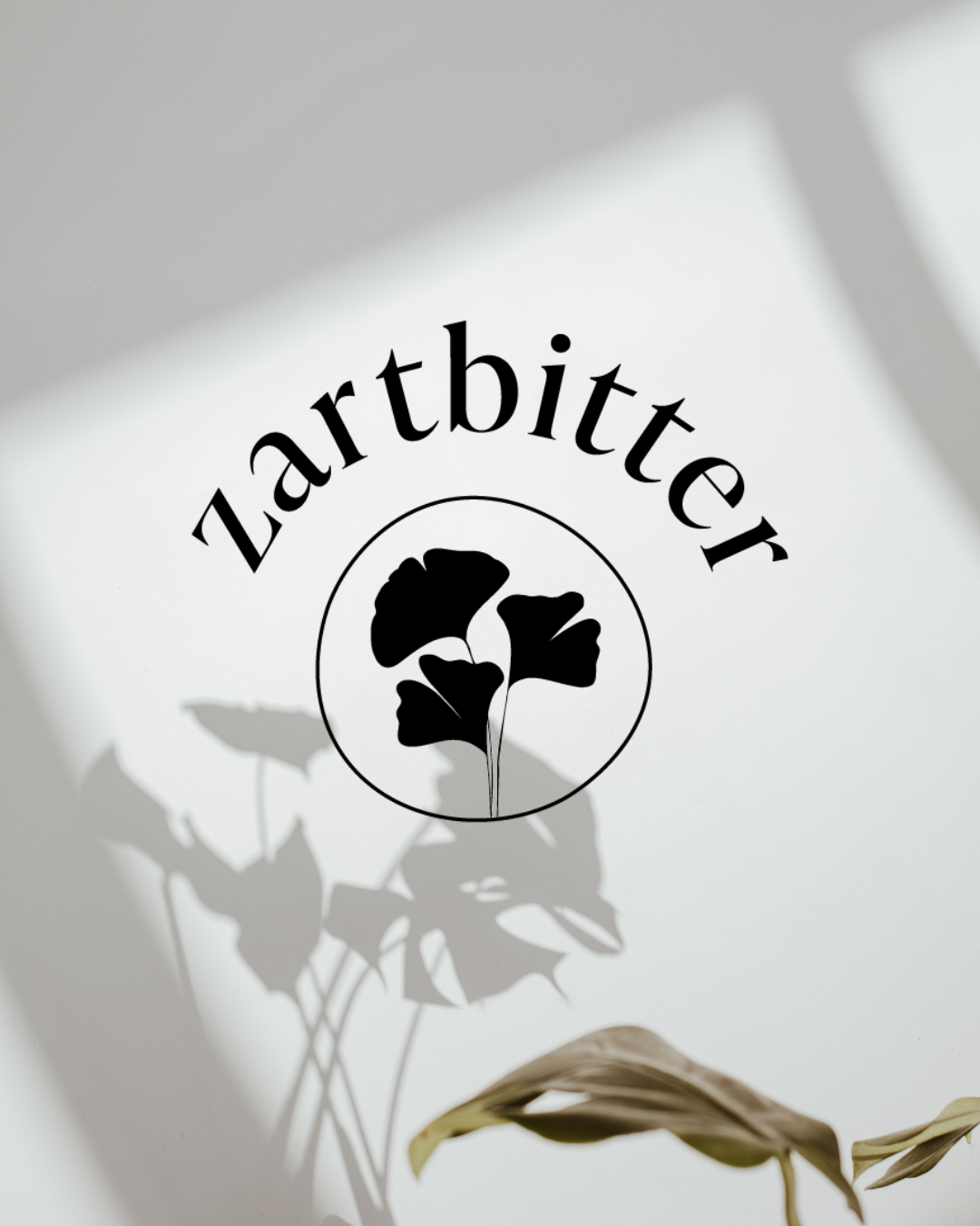 Hochwertiges Printdesign mit minimalistischer Typografie und feiner Illustration – Beispiel professioneller Druckmedien.