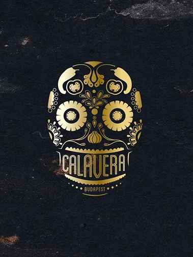 Calavera budapesti étterem arculatának thumbnail képe, közeli kép a logó díszes koponya emblémájáról