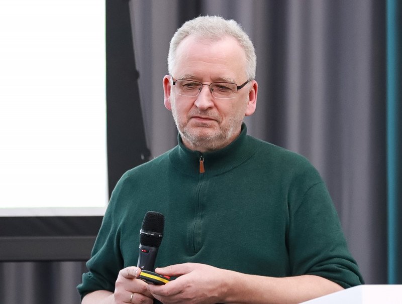 Simon Attila kreatív igazgató mikrofonnal a színpadon