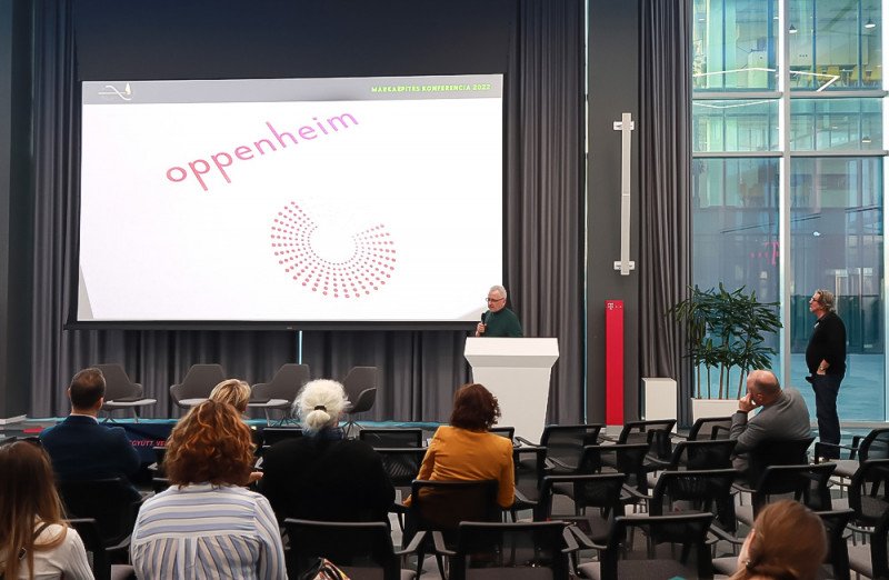Előadás a Márkaépítés 2022 konferencián, a vásznon az Oppenheim-logó
