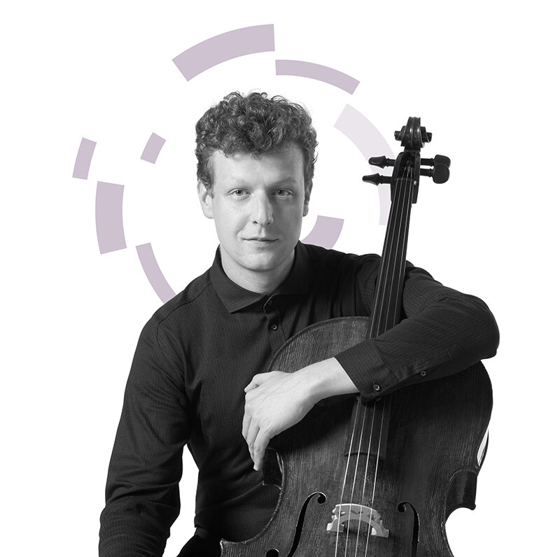 Várdai István csellóművész, a Liszt Ferenc Kamarazenekar művészeti igazgatója, mögötte a zenéből generált jel