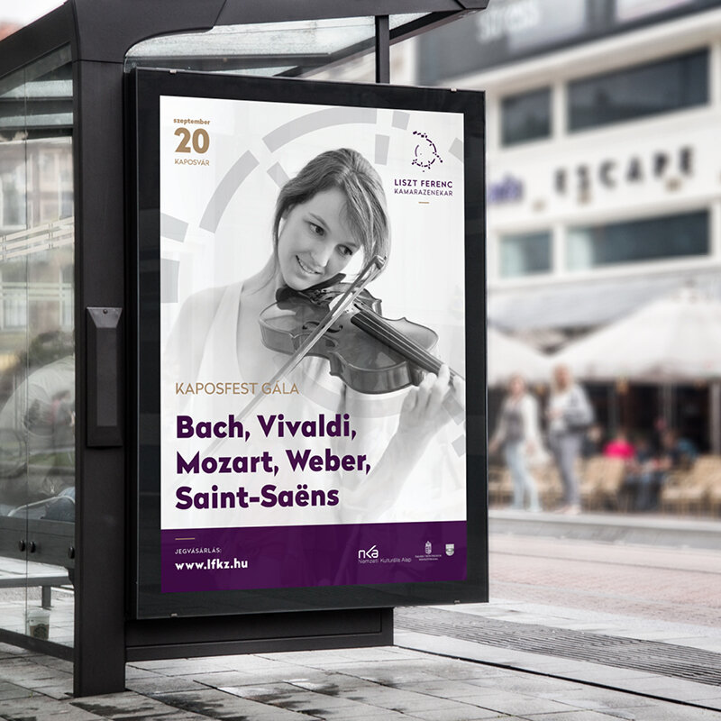 A Kaposfest gála plakátja hegedűművésznővel egy buszmegállóban