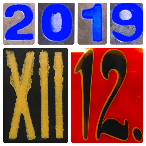 Utcai számfeliratokból kirakott dátum: 2019. XII. 12.