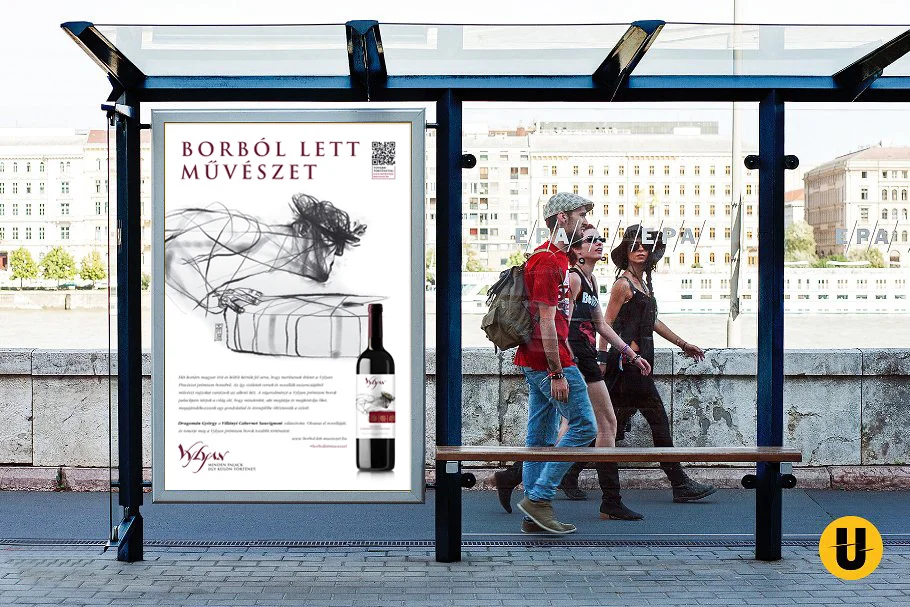 A Vylyan „Borból lett művészet” plakátja egy buszmegállóban