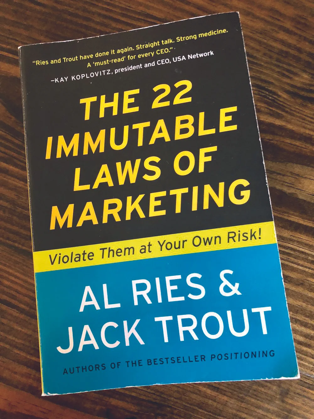Al Ries és Jack Trout „The 22 Immutable Laws of Marketing” című könyvének borítója