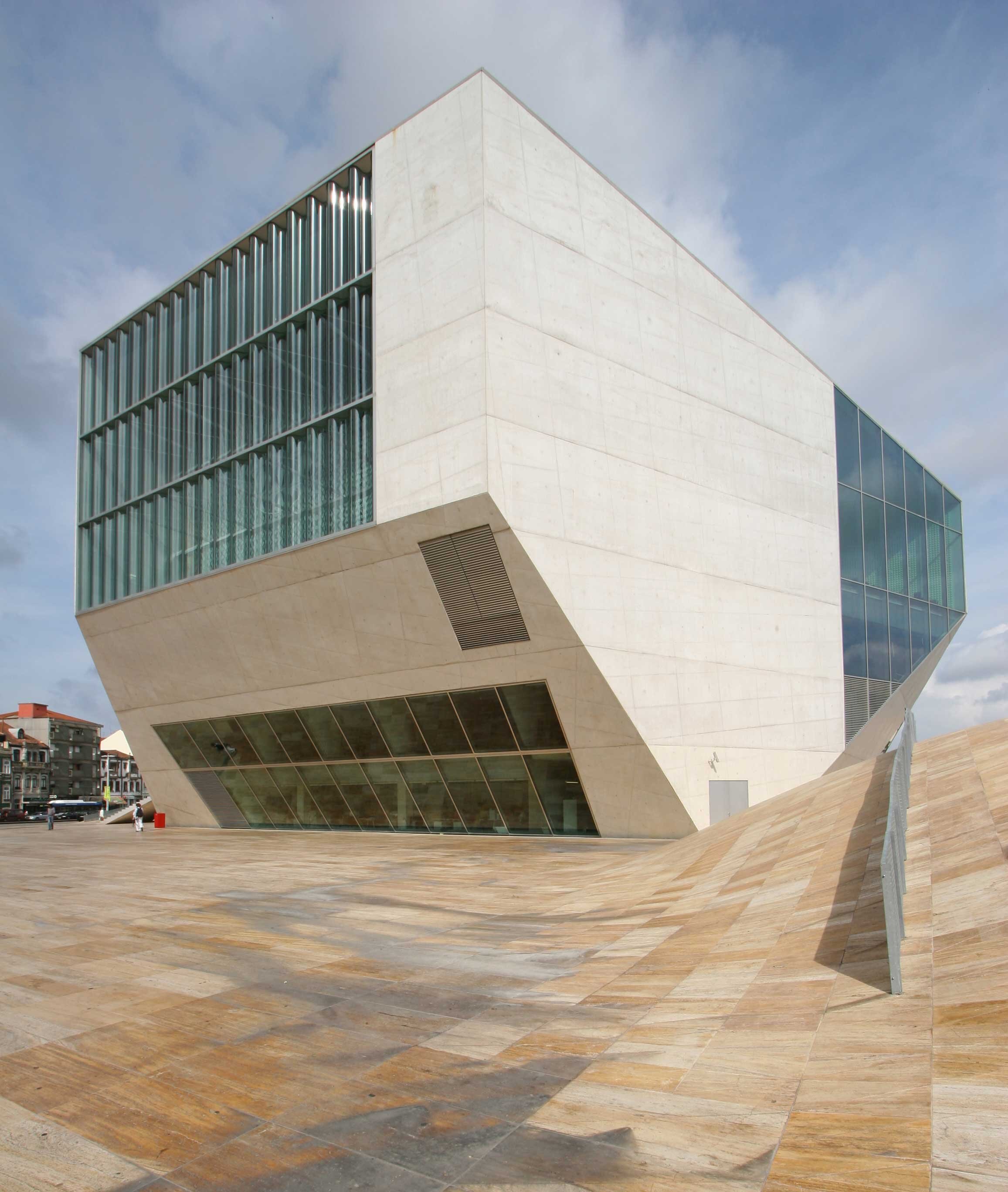 A portói Casa da Música koncertház sokszögletű fehér épülete