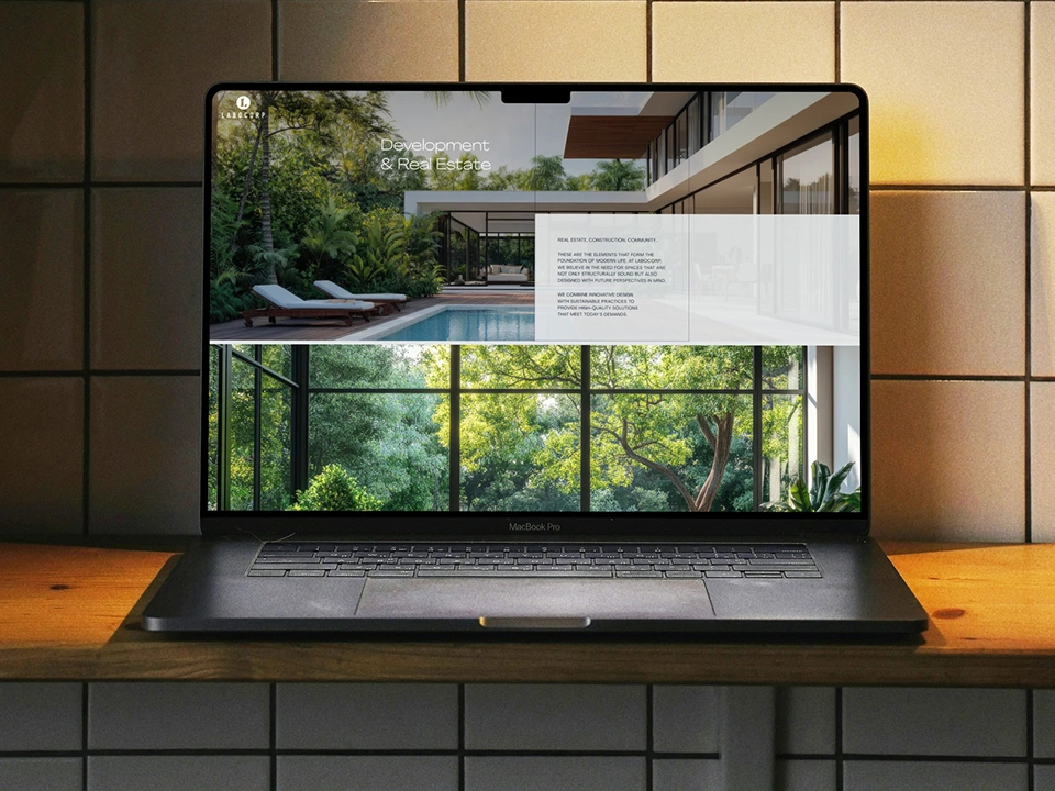 A Labocorp weboldal „Development & Real Estate” oldala laptopon