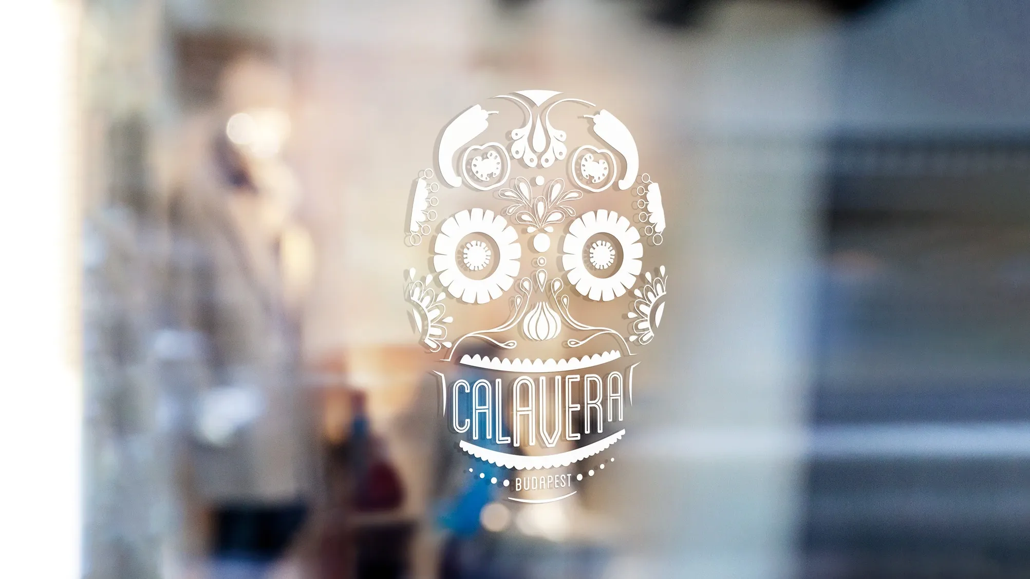 A Calavera mexikói étterem koponyás logója az üvegportálon – arculattervezés és belsőépítészet