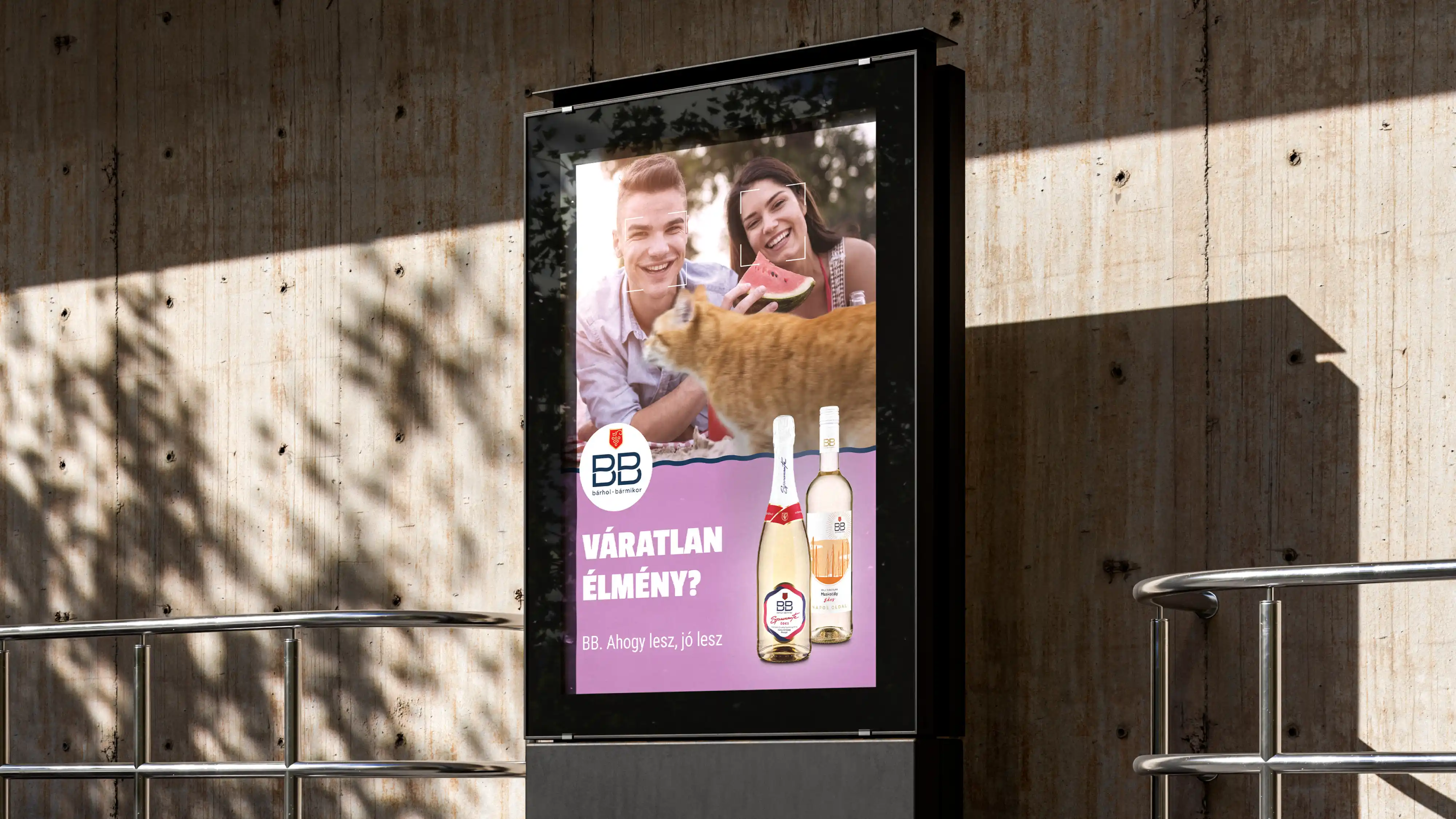 A BB pezsgő „Váratlan élmény?” kampányplakátja utcai citylight-vitrinben – márkakommunikációs kampány