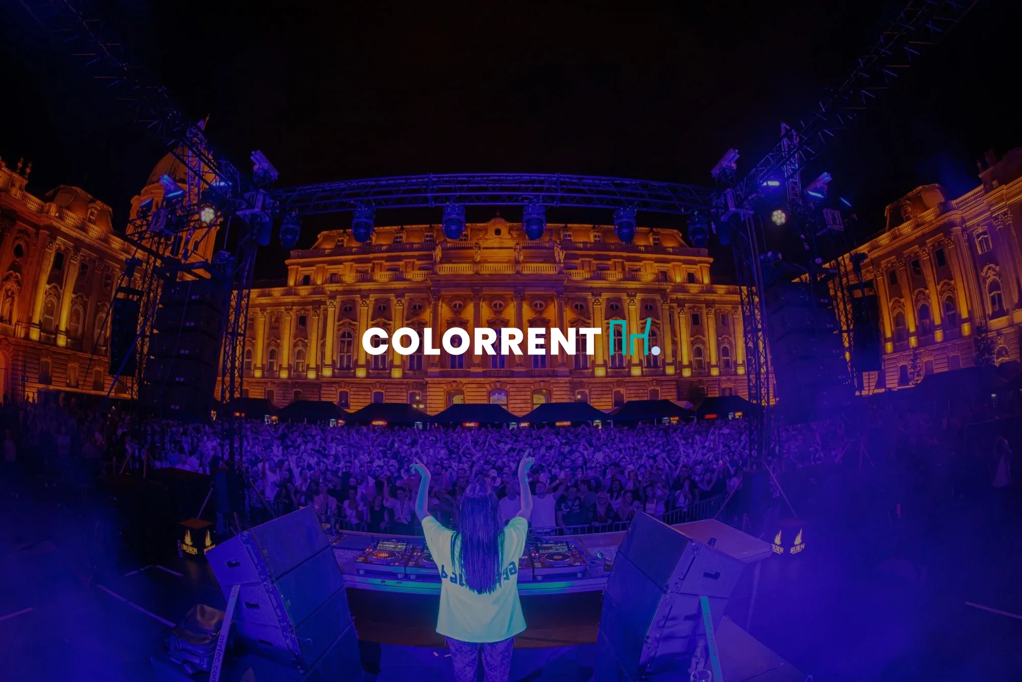 A ColorRent logója koncertszínpad és tömeg felett – arculat- és webdesign rendezvénytechnikai cégnek