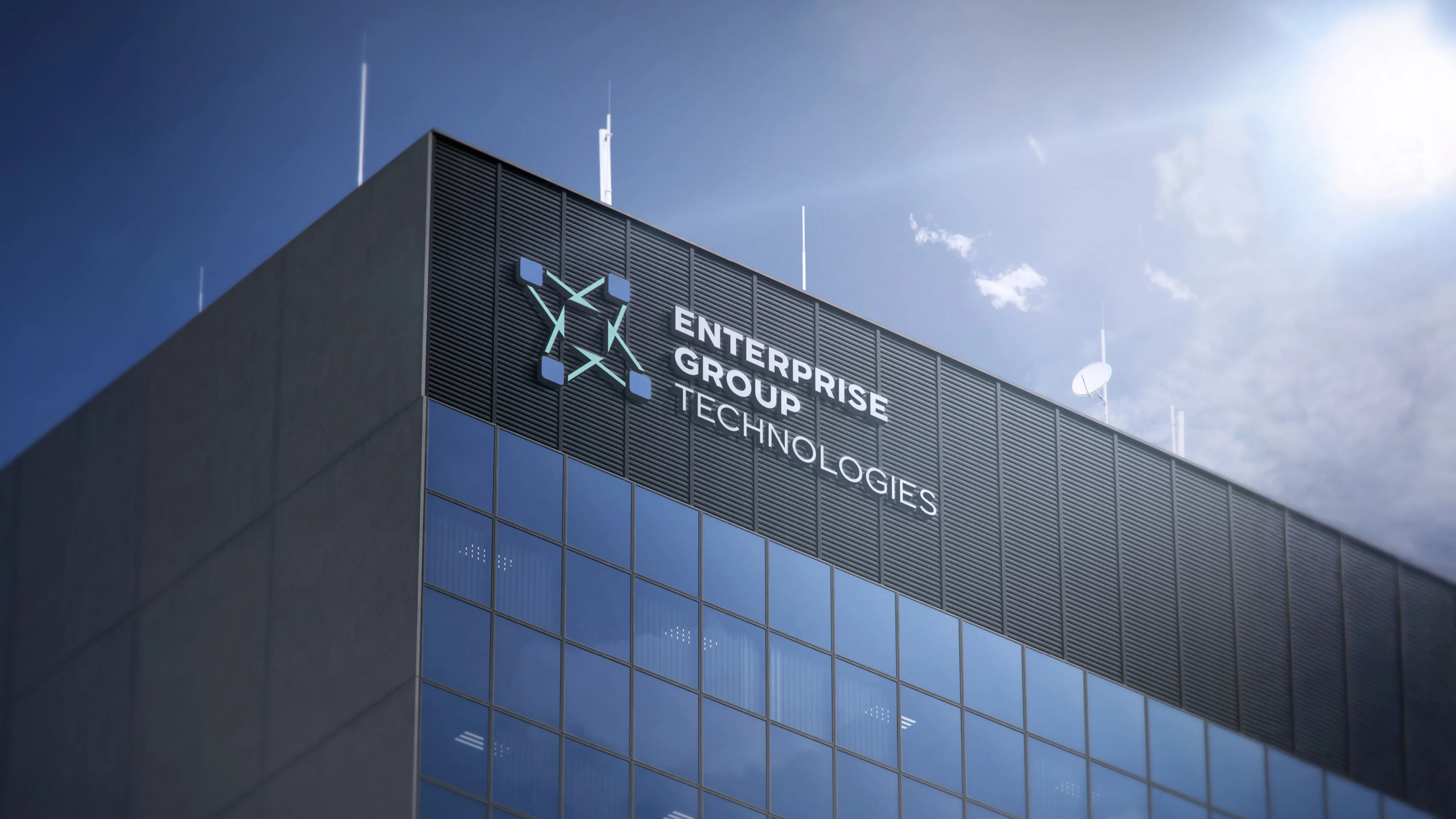 Az Enterprise Group Technologies logója egy irodaház homlokzatán – márka- és arculattervezés