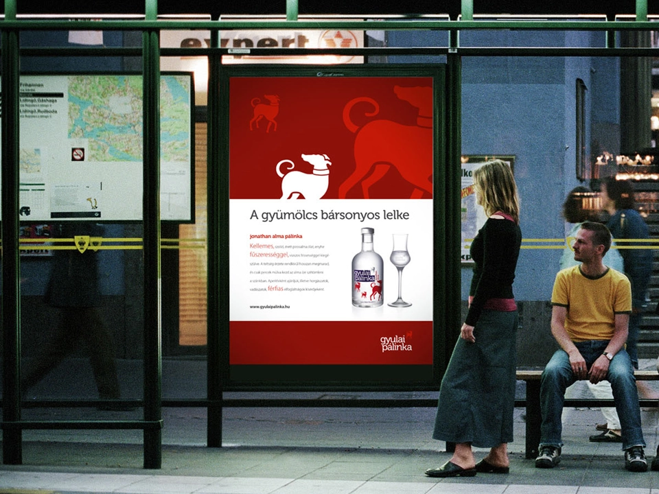 Gyulai pálinka „A gyümölcs bársonyos lelke” plakátja buszmegállóban