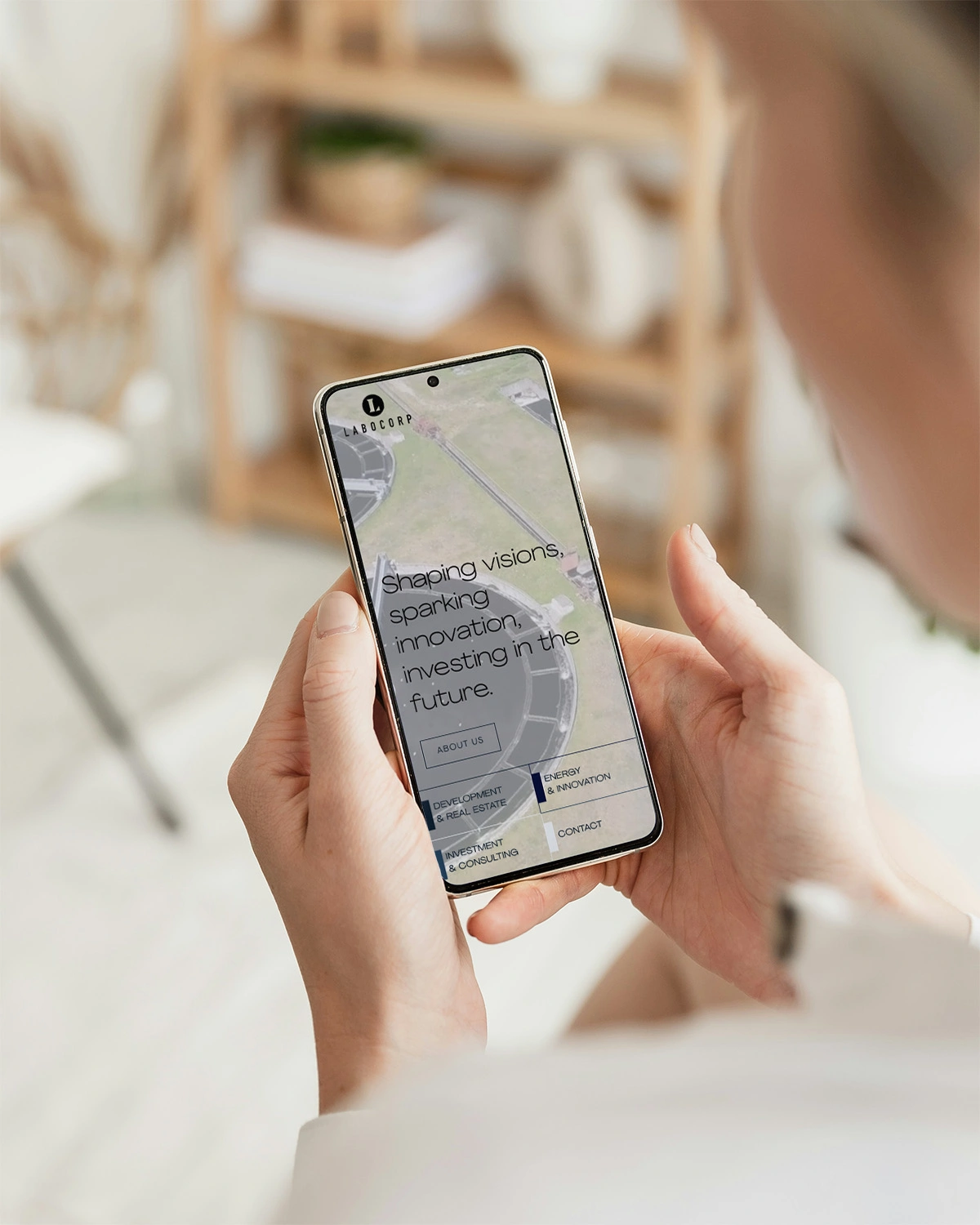 A Labocorp weboldala mobilon egy kézben