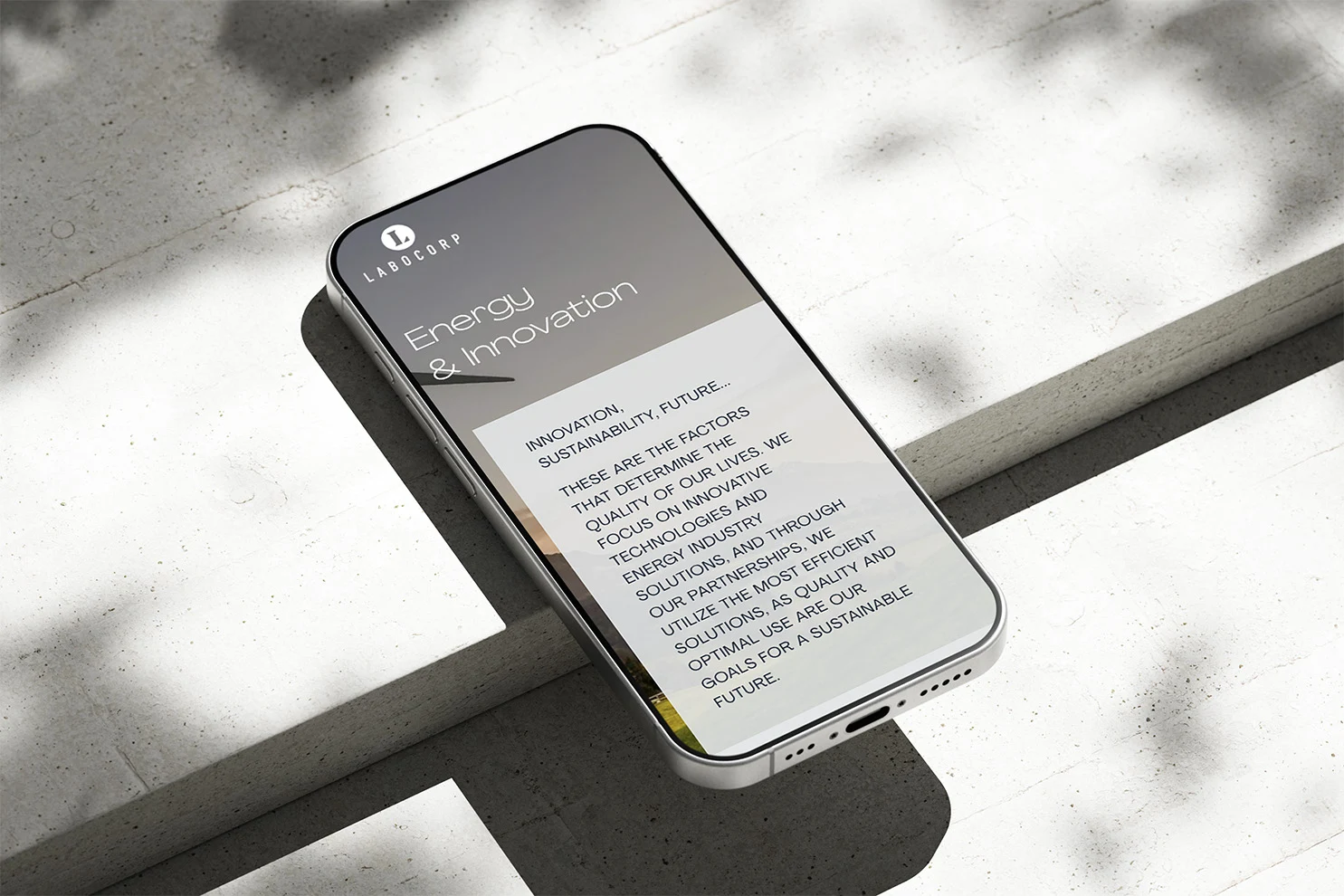 A Labocorp weboldala mobilon: „Energy & Innovation” oldal