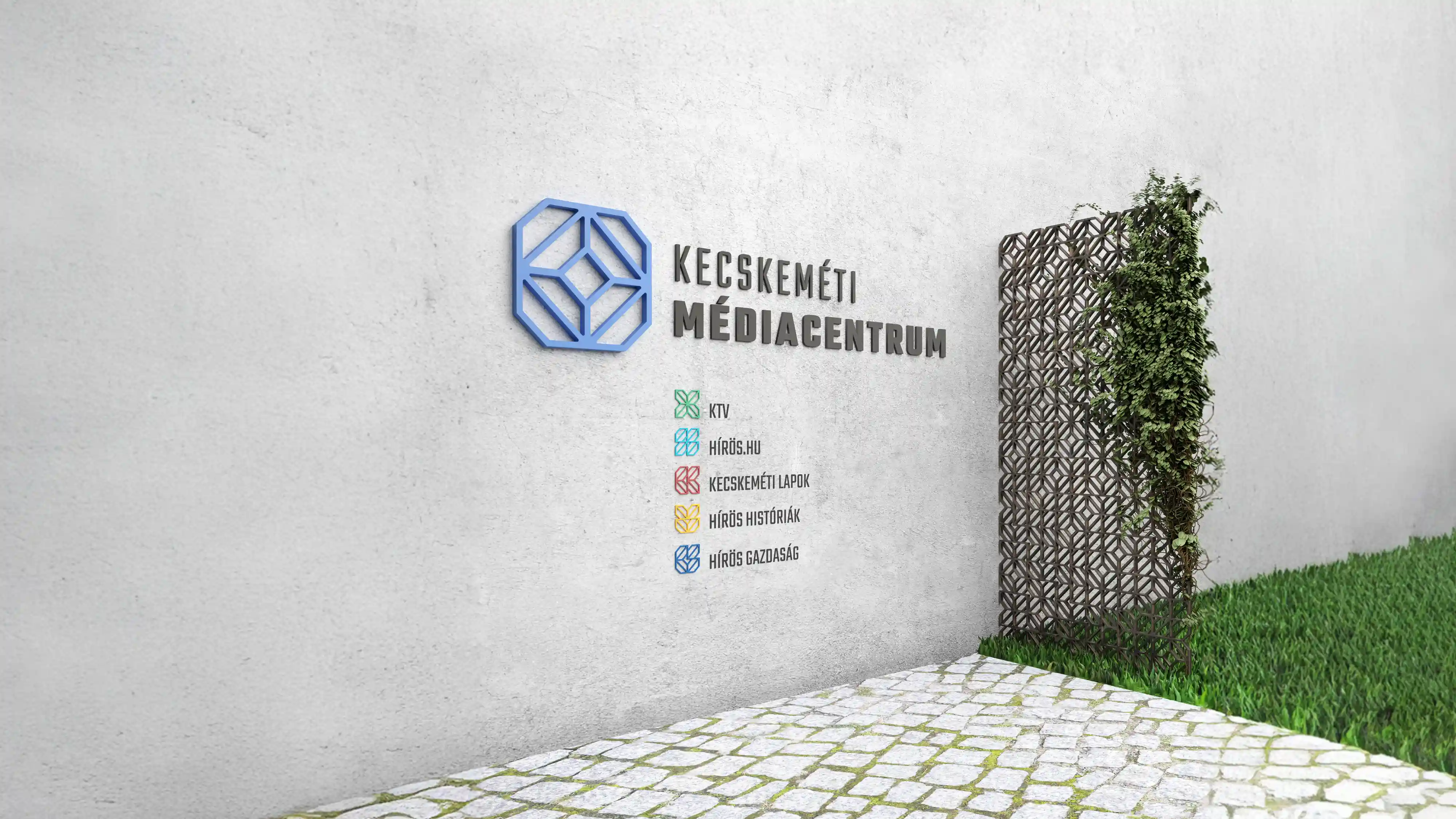 A Kecskeméti Médiacentrum logója és médiumai egy épület homlokzatán – ernyőarculat-tervezés
