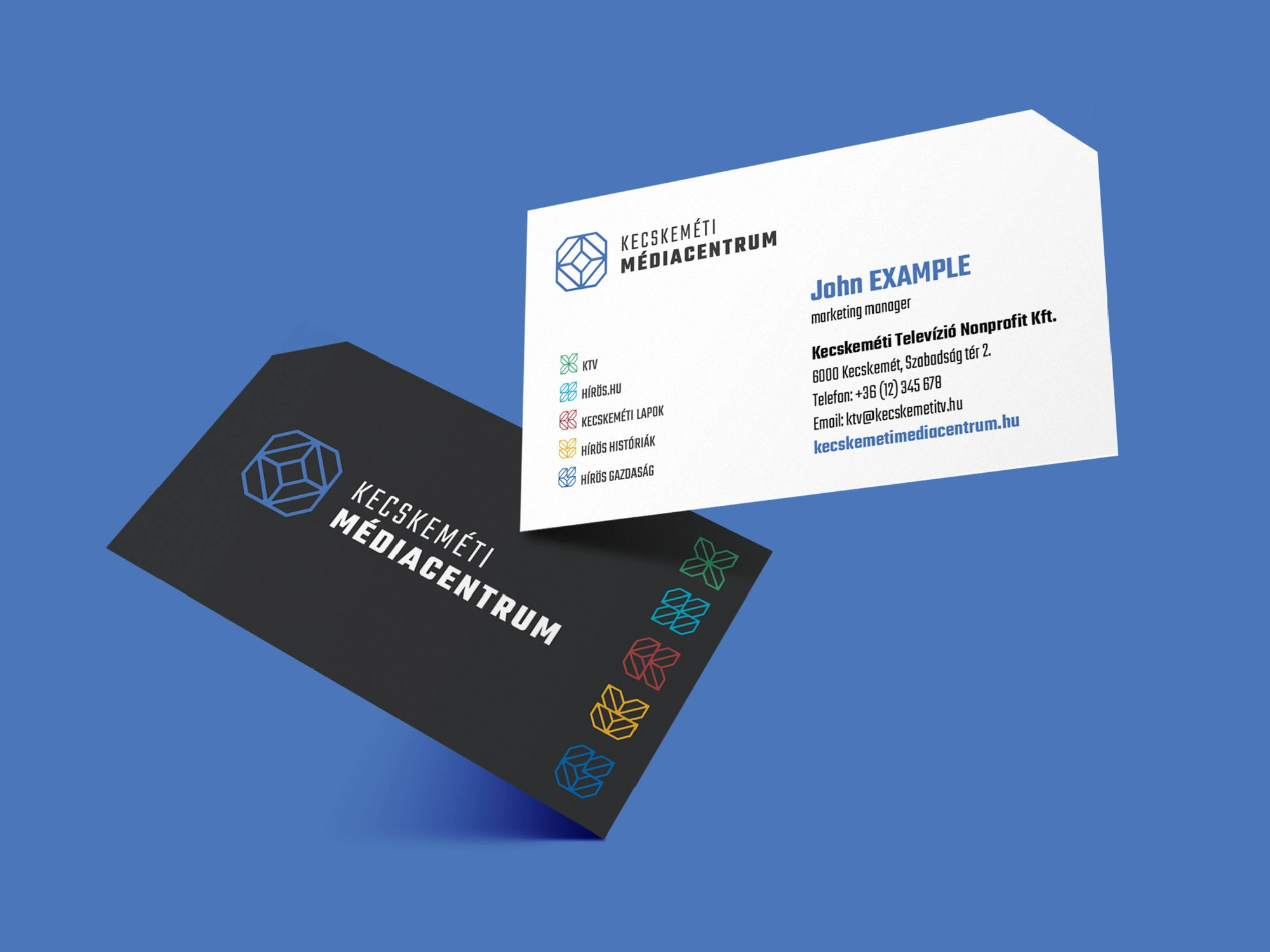 A Kecskeméti Médiacentrum névjegykártyái kék háttéren